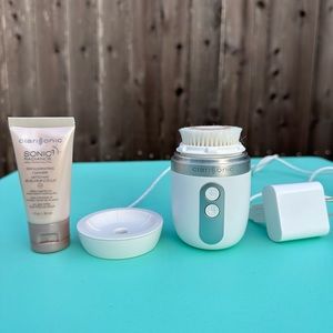 Clarisonic Mia Fit facial brush cleansing system (white/silver) with cleanser